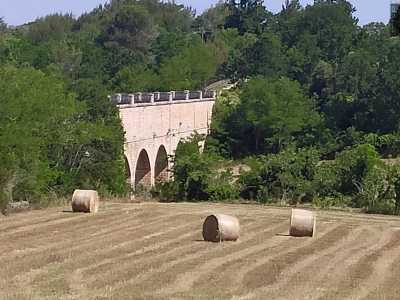 Dopo circa un chilometro oltrepassiamo la prima vistosa opera dell'uomo: il ponte canale Figazzano, lungo 205 metri, uno dei tanti che garantiscono la giusta pendenza alle condotte incorporate nella pietra